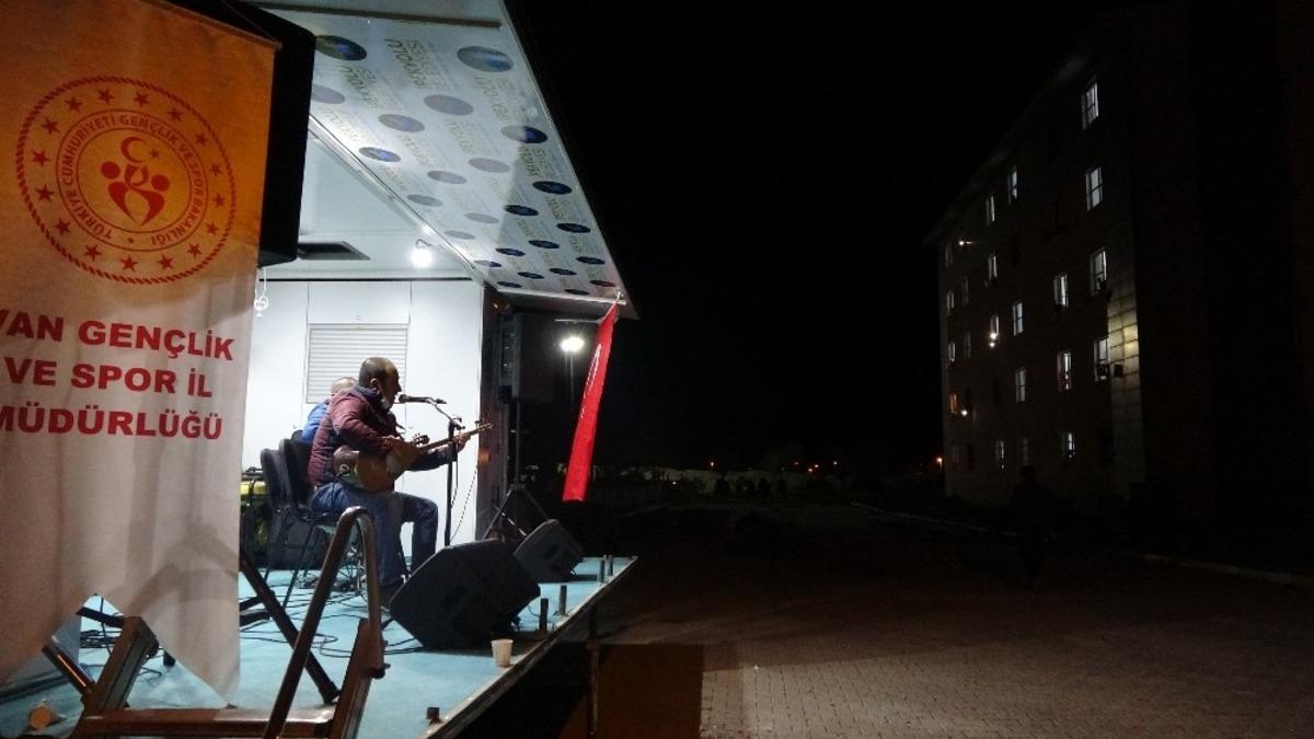 (&Ouml;zel haber) M&uuml;zik sesini yataktan duydu, terliklerle konser alanına geldi