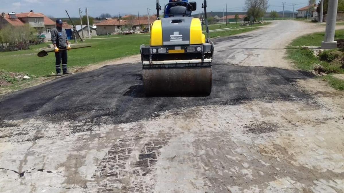 Aslanapa&rsquo;da k&ouml;y yolu &ccedil;alışmaları