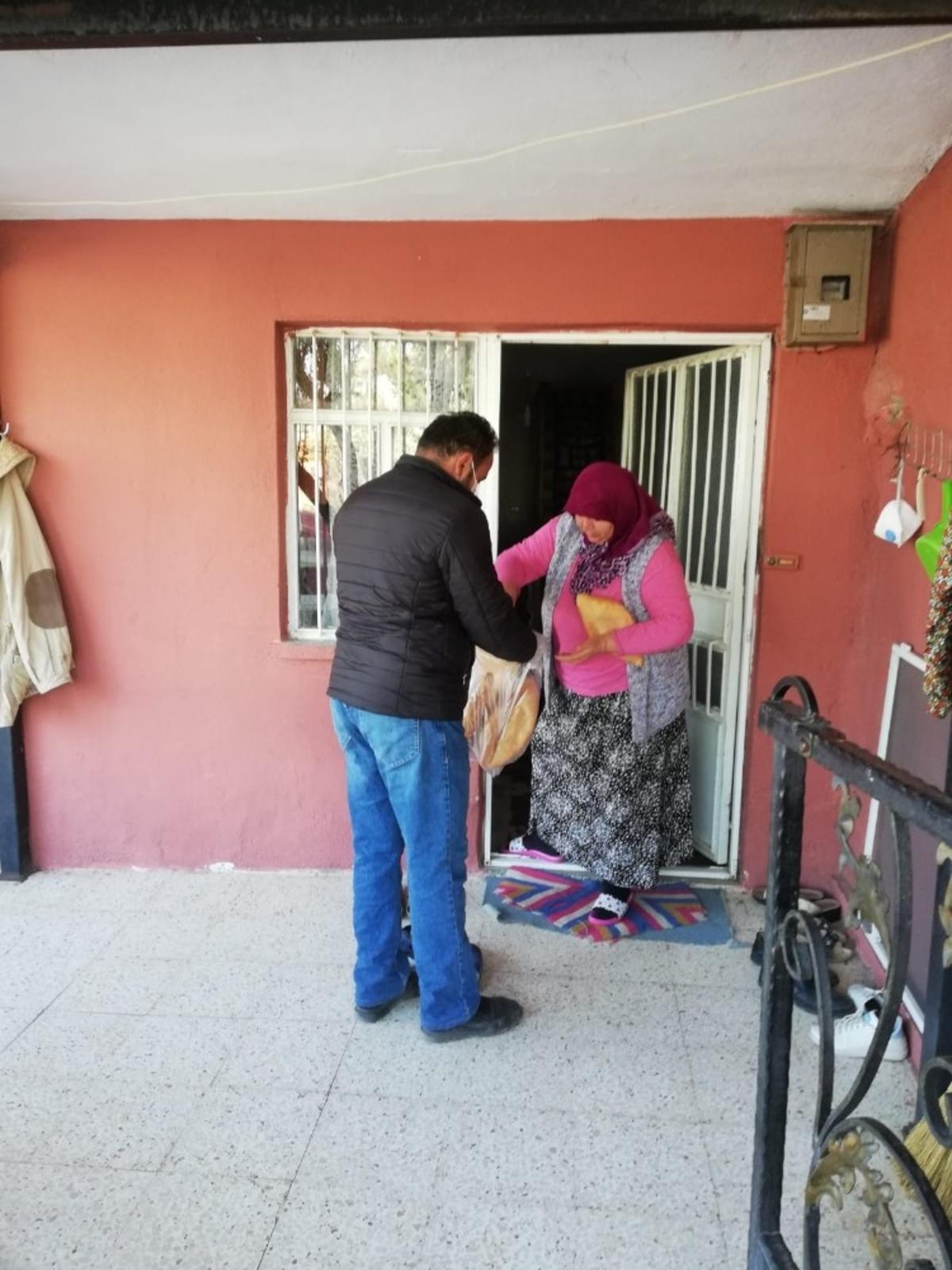 Mahalleli sokağa &ccedil;ıkma kısıtlamalarında komşularını unutmadı