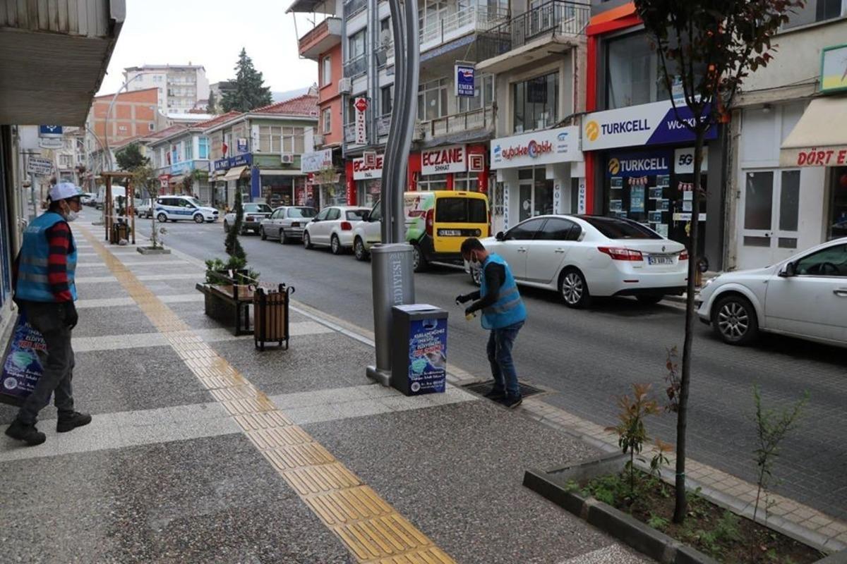 Maske ve eldivene &ouml;zel atık kutusu