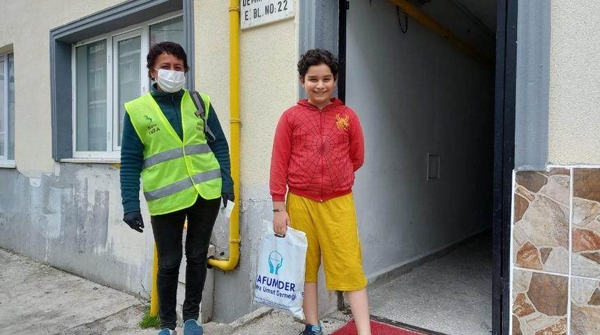 Evden çıkamayan 13. yaşındaki Doğanay’a doğum günü pastası