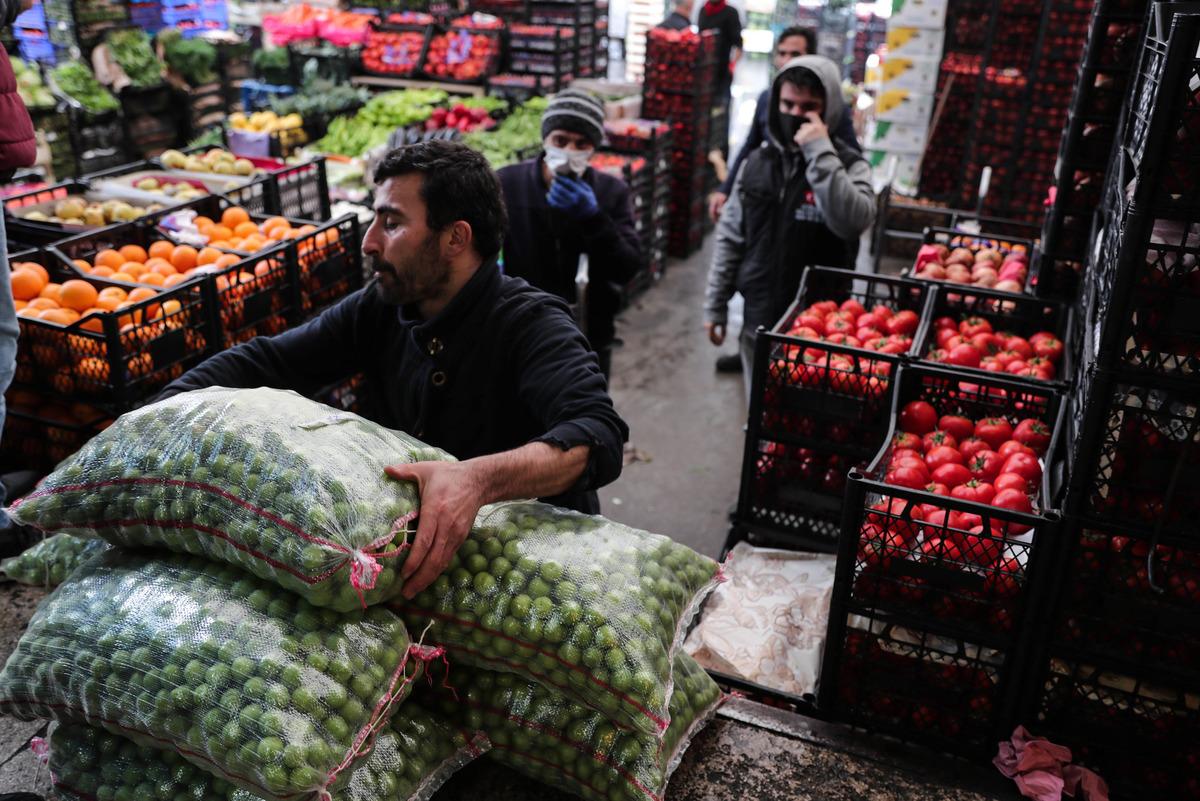 Yasak sonrası İstanbul Meyve Sebze Hali'nde b&uuml;y&uuml;k yoğunluk