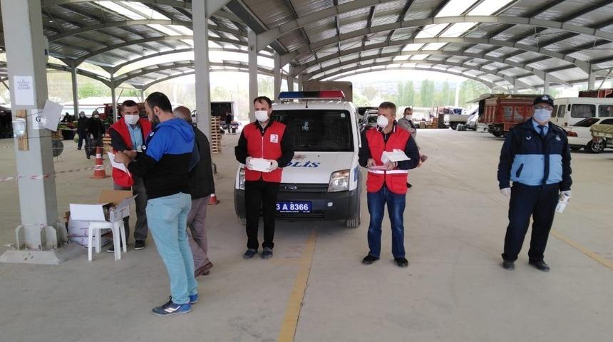 Kızılay, maske ve dezenfektan dağıttı