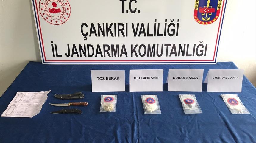 Çankırı'da kargoyla gelen uyuşturucuyu alan 3 kişi suçüstü yakalandı
