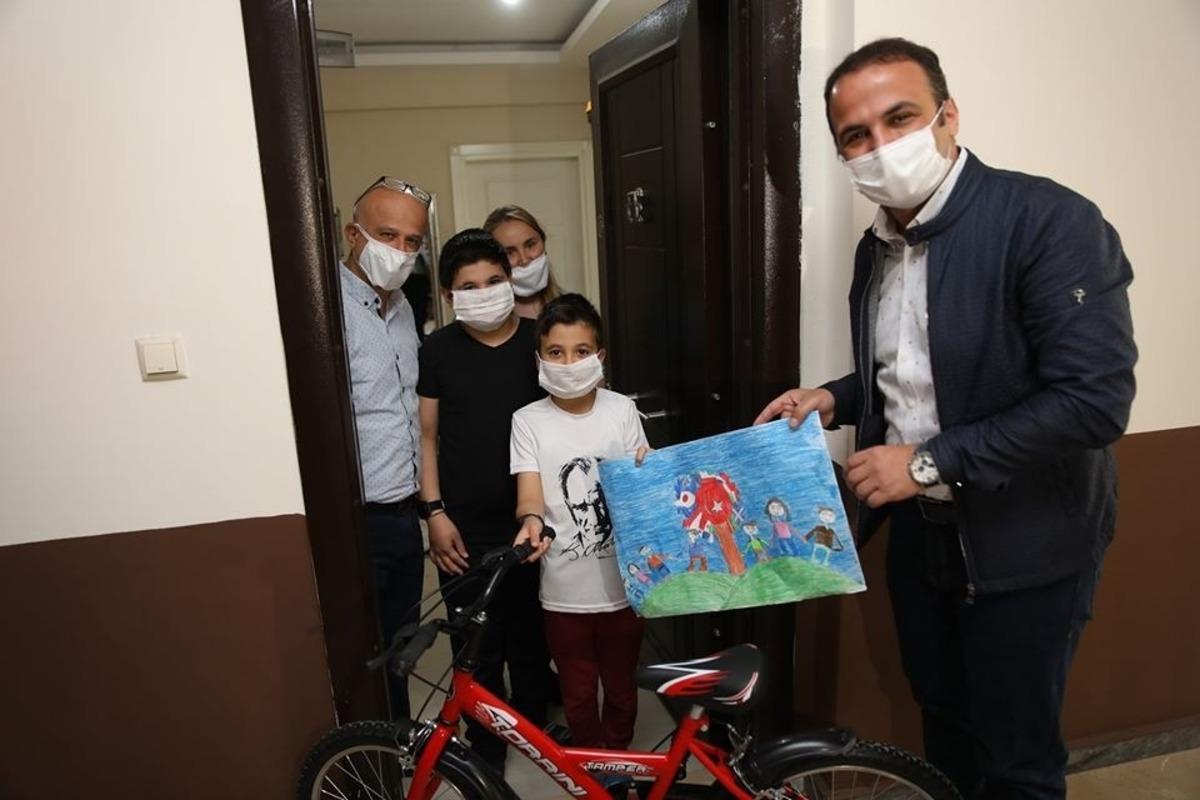 Başkan Kibar, 23 Nisan &ouml;d&uuml;llerini &ouml;ğrencilere evlerinde teslim etti