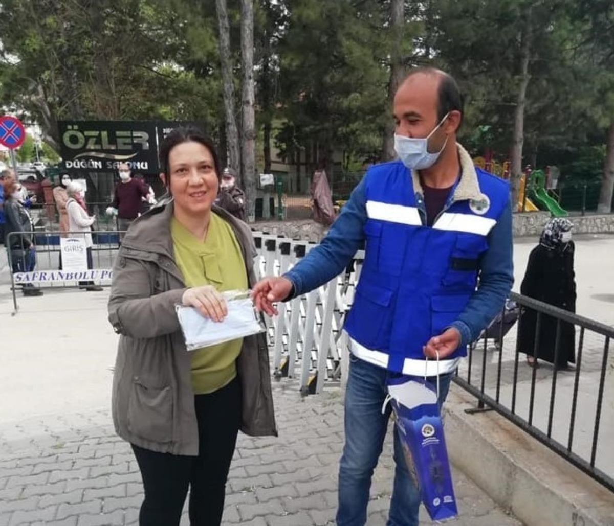 Safranbolu&rsquo;da iki g&uuml;nde 5 bin maske dağıtıldı