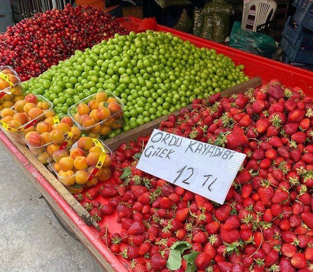 Yazlık meyveler tezgahlarda yerlerini almaya başladı