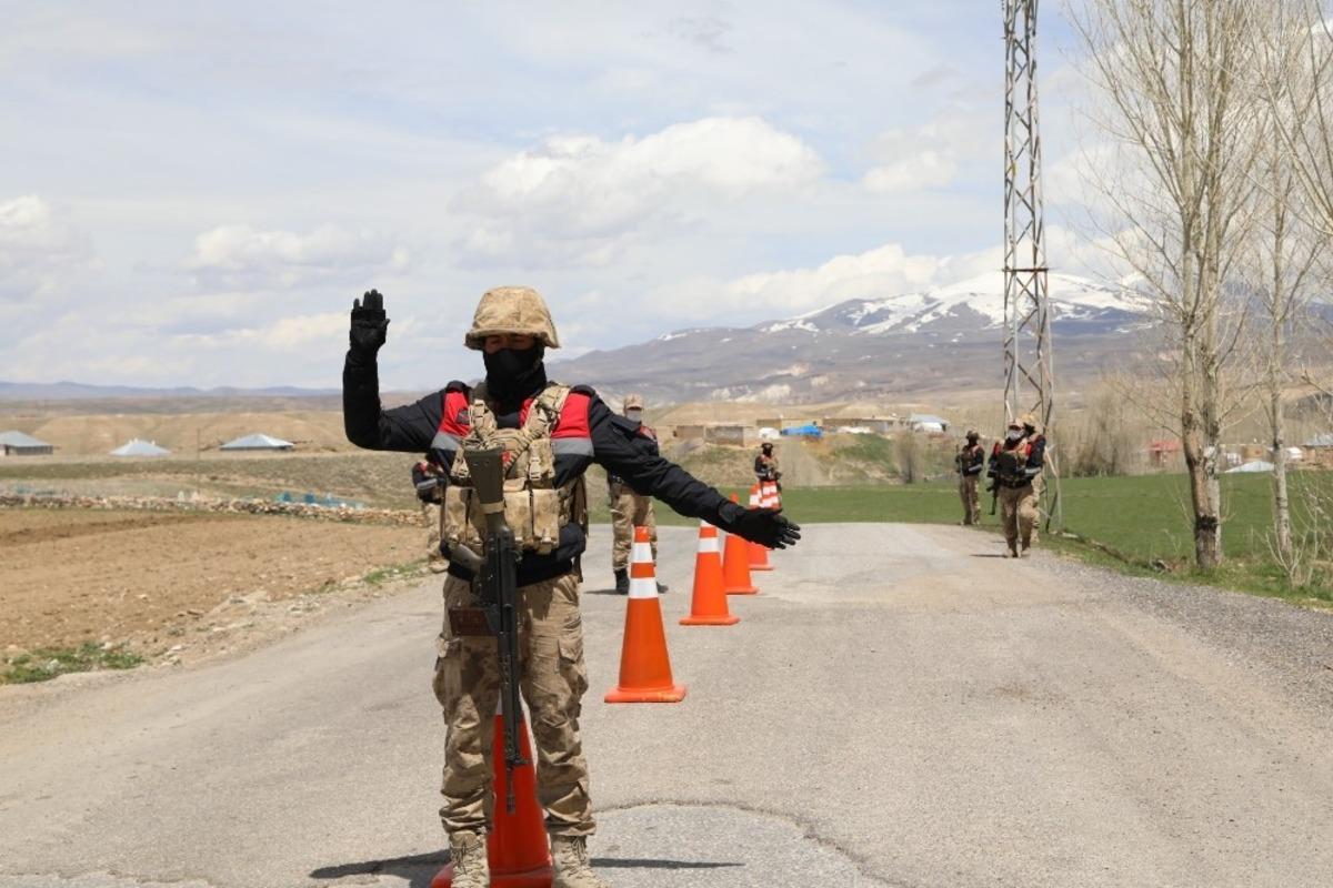 Aynı aileden 6 kişinin testi pozitif &ccedil;ıkınca mahalle karantinaya alındı