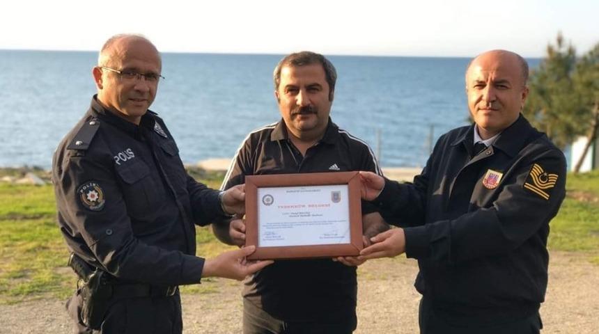 Korana vir&uuml;sle m&uuml;cadeleye &ouml;nemli destek veren muhtara teşekk&uuml;r belgesi