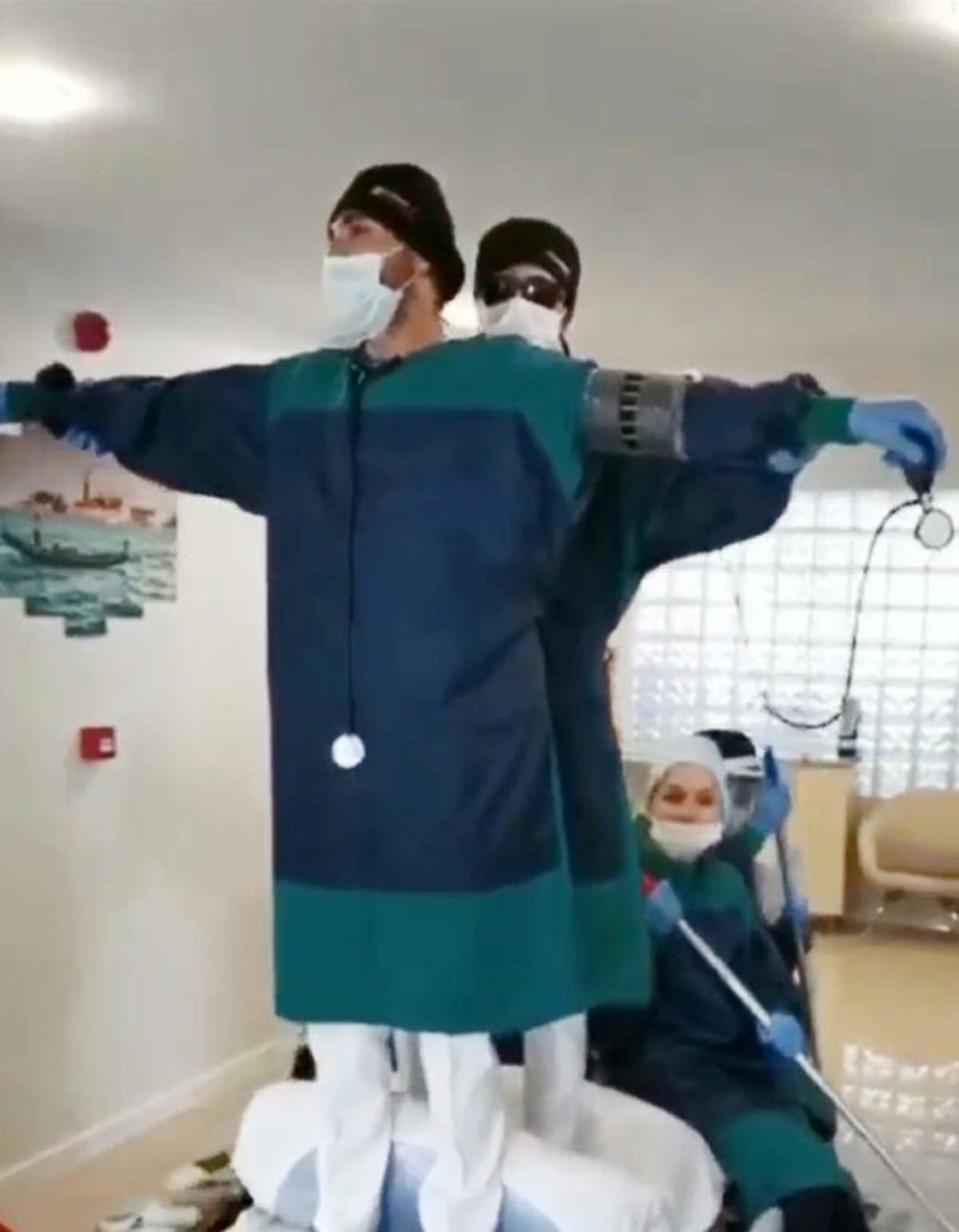 Sedyeyi gemi, paspasları k&uuml;rek yaptılar! Sağlık&ccedil;ılardan Titanic canlandırması