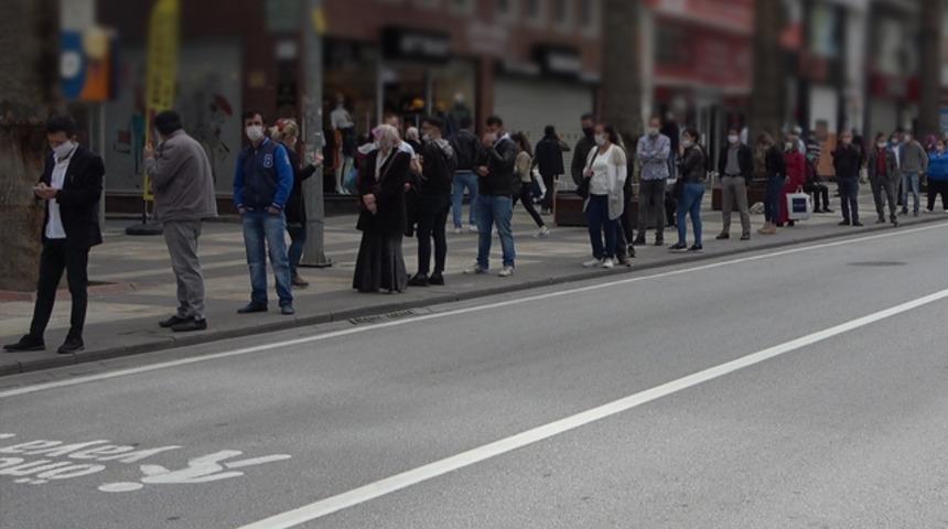 Yer: Denizli! 3 günlük kısıtlamanın ardından metrelerce kuyruk oluştu