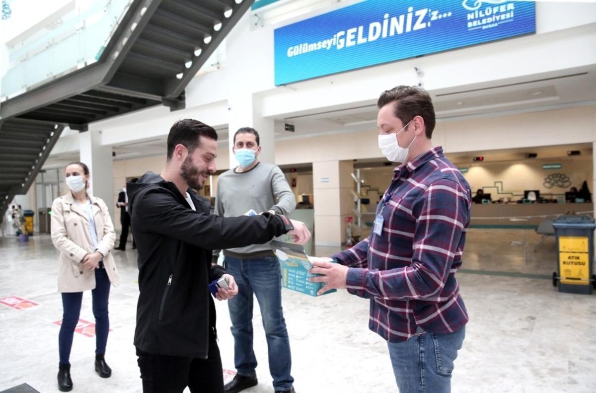 Nil&uuml;fer&rsquo;de &uuml;retilen maskeler vatandaşa dağıtılıyor