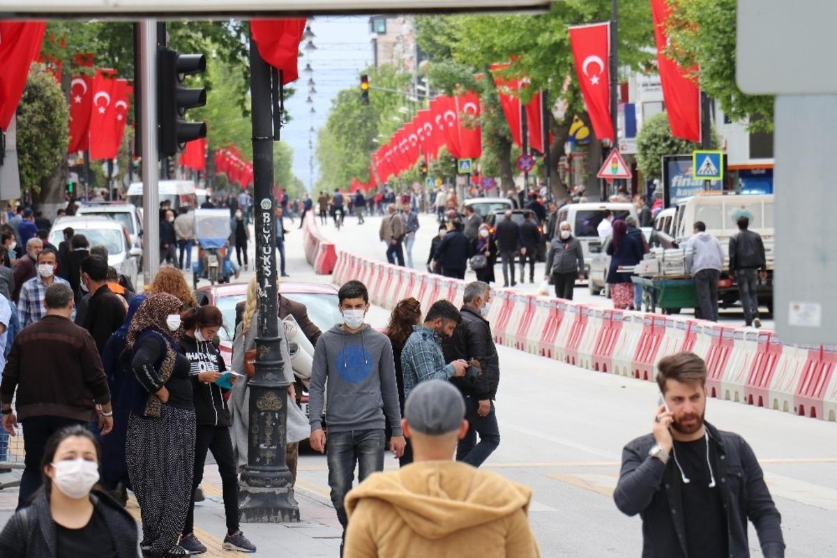&Uuml;&ccedil; g&uuml;nl&uuml;k kısıtlama sonrası Malatya&rsquo;da sokaklar hareketlendi
