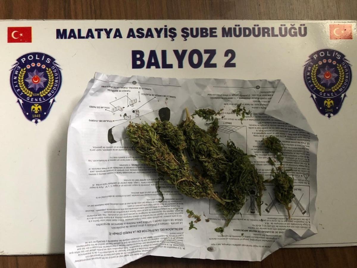 Malatya&rsquo;da uyuşturucu ve silahlar ele ge&ccedil;irildi