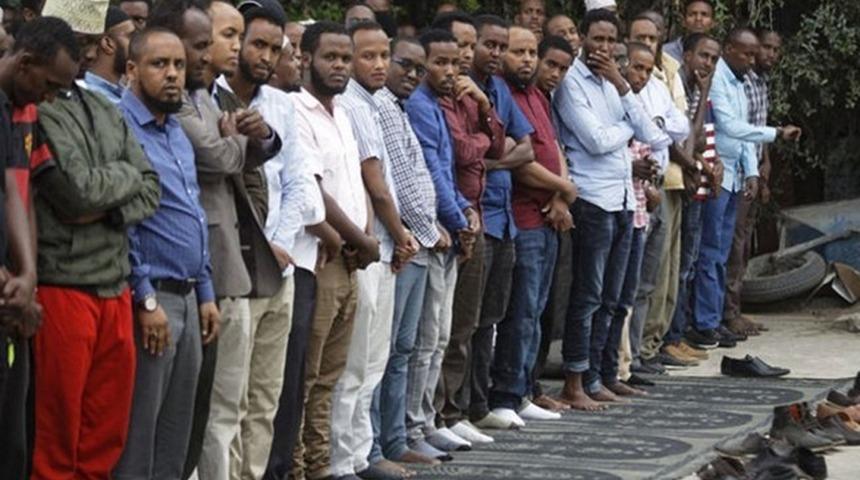 Kenyalılar teravih namazı için gizlice ülke değiştiriyorlar!