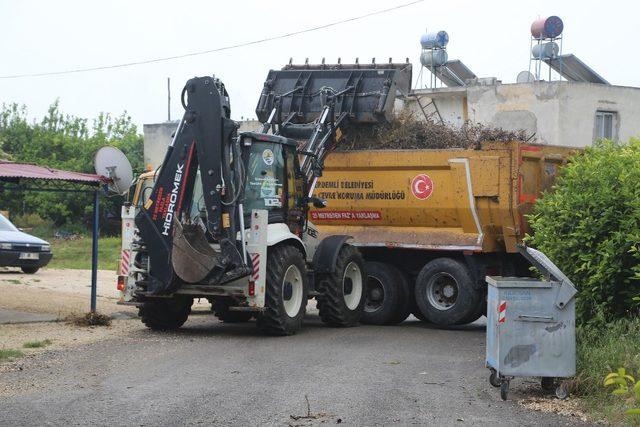 Erdemli’de çiftçilerin bahar temizliğine belediye desteği