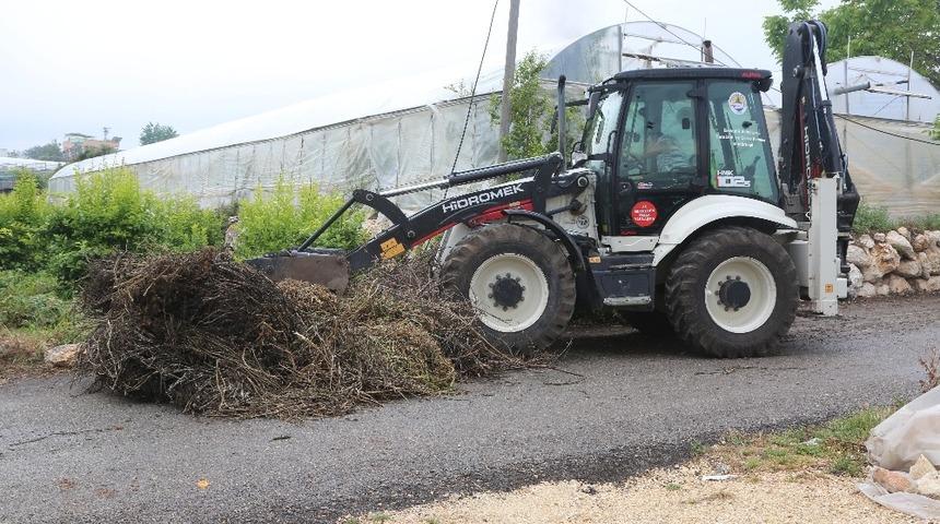 Erdemli’de çiftçilerin bahar temizliğine belediye desteği