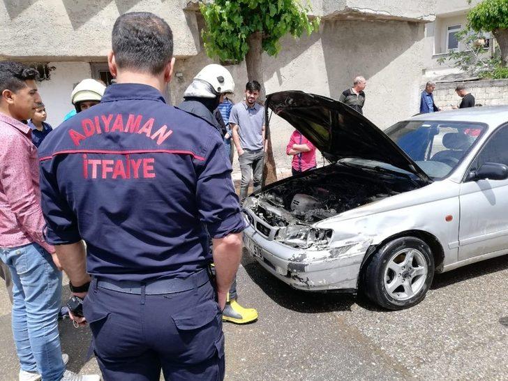 Seyir halindeki otomobil yandı G1