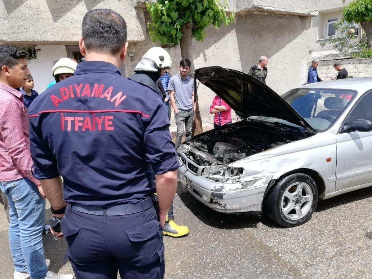 Seyir halindeki otomobil yandı