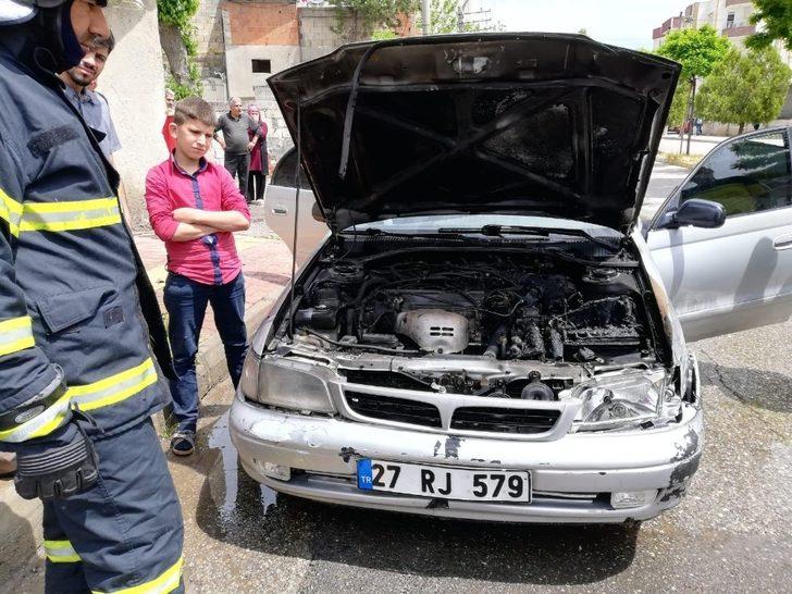 Seyir halindeki otomobil yandı G2