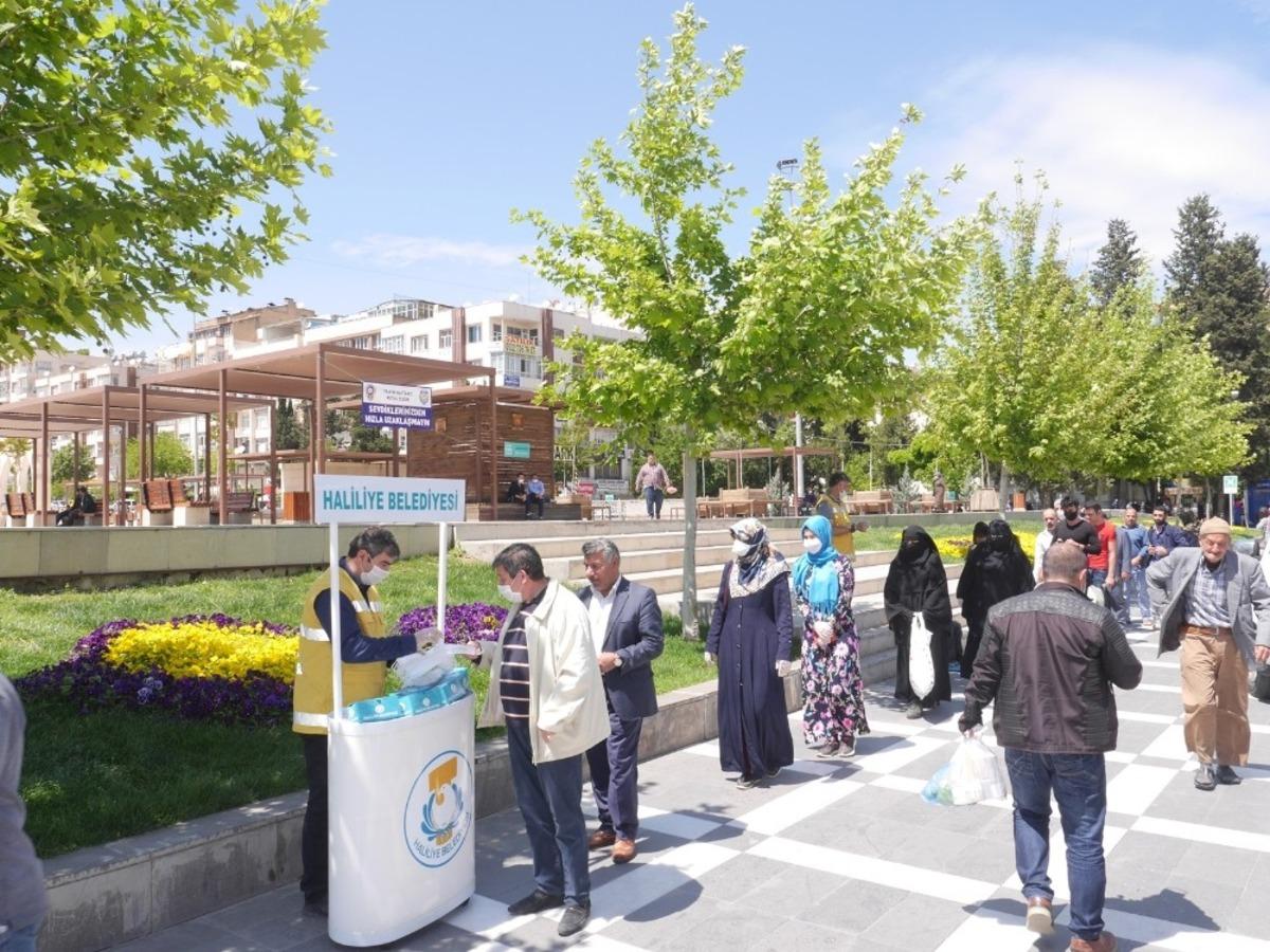 Haliliye&rsquo;de maske &uuml;retimi ve dağıtımı s&uuml;r&uuml;yor