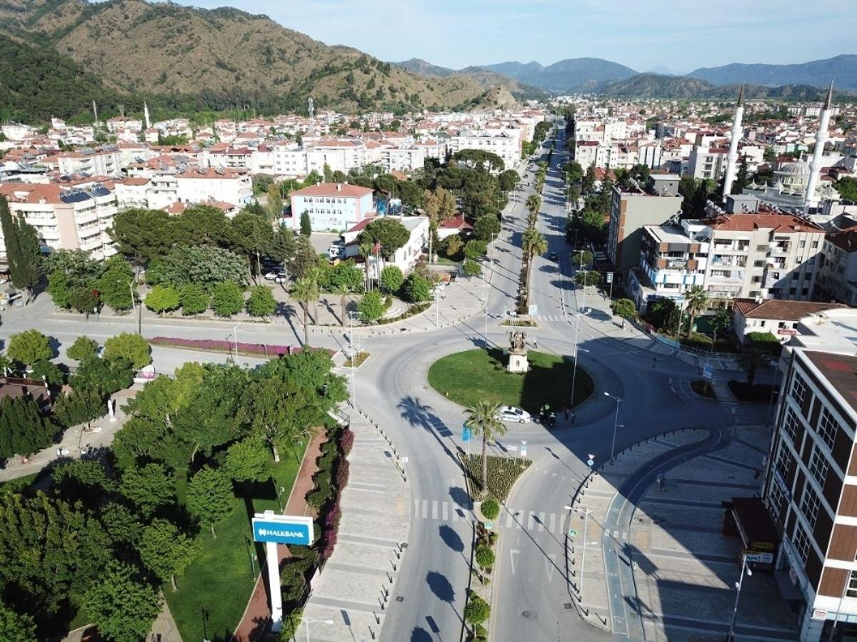 Ortaca&rsquo;da sokağa &ccedil;ıkma kısıtlaması drone ile havadan g&ouml;r&uuml;nt&uuml;lendi