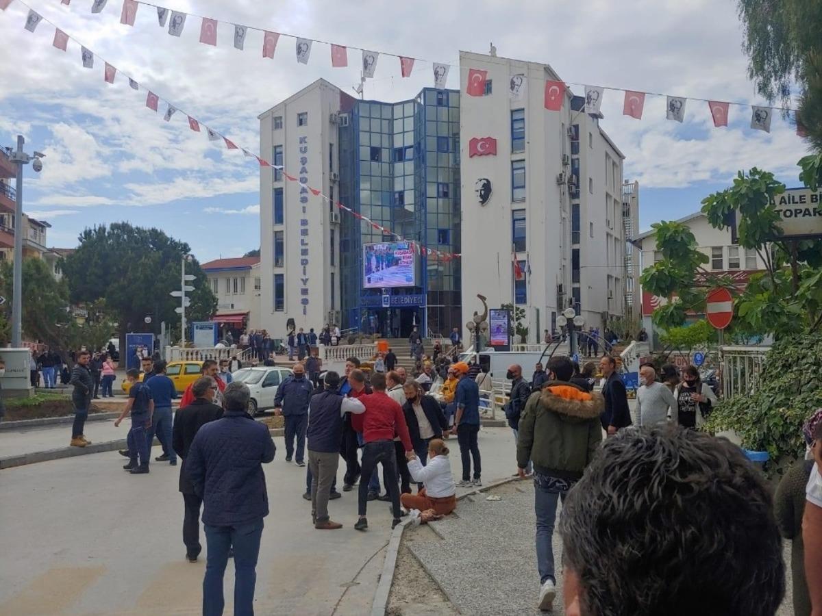 Kuşadası&rsquo;nda meydan kavgası; 2 g&ouml;zaltı