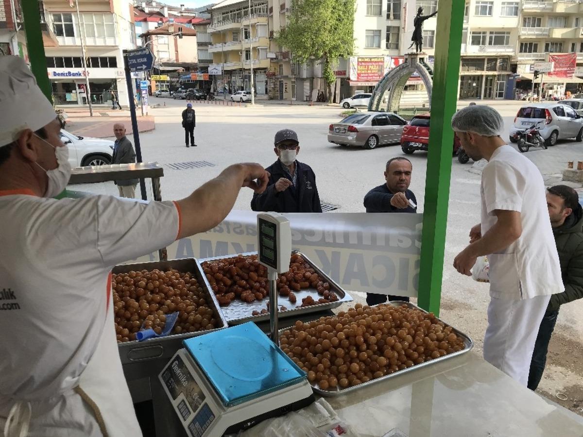 Bucak&rsquo;ta Ramazan ayının vazge&ccedil;ilmezi lokma tatlısı