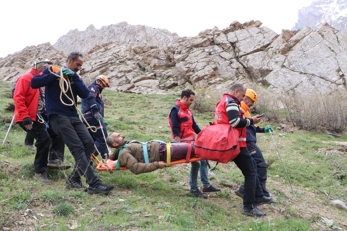 Pancar toplarken u&ccedil;urumdan d&uuml;şt&uuml;, 5 saatte kurtarıldı