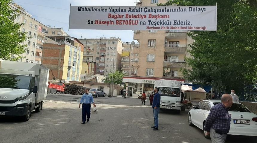 20 yıl sonra asfaltla tanışan mahalle sakinlerinden Başkan Beyoğlun&rsquo;a pankartlı teşekk&uuml;r