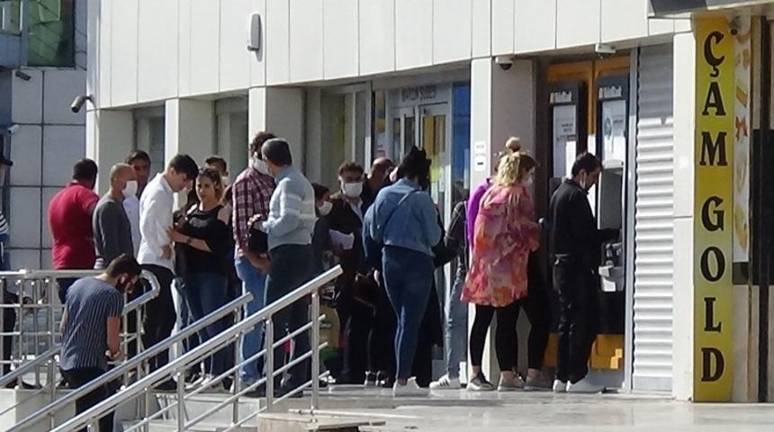 Mardin&rsquo;de ATM &ouml;n&uuml;nde oluşan kuyrukta sosyal mesafe hi&ccedil;e sayıldı