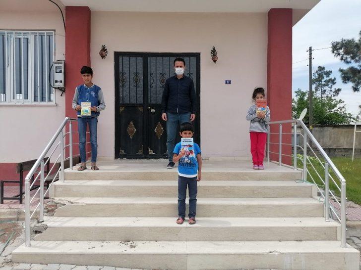 Samsat’ta evde kalan çocuklara kitap dağıtıldı G3