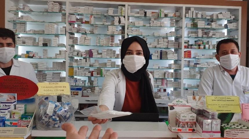 Osmancık’ta eczanelerde ücretsiz maske dağıtımı başladı