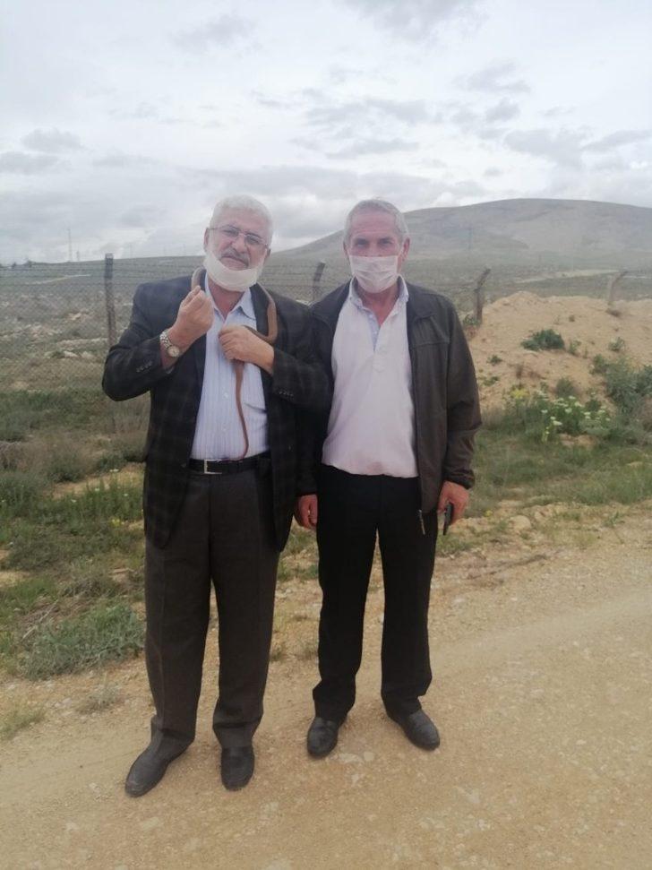 Eve giren 1,5 metrelik boz yılanı elleriyle yakalayıp doğaya saldılar G3