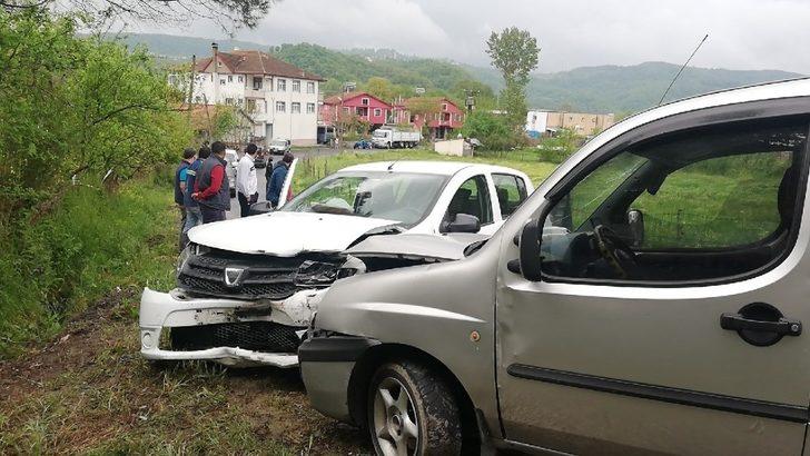Otomobil ile hafifi ticari kamyonet kafa kafaya çarpıştı: 6 yaralı G2