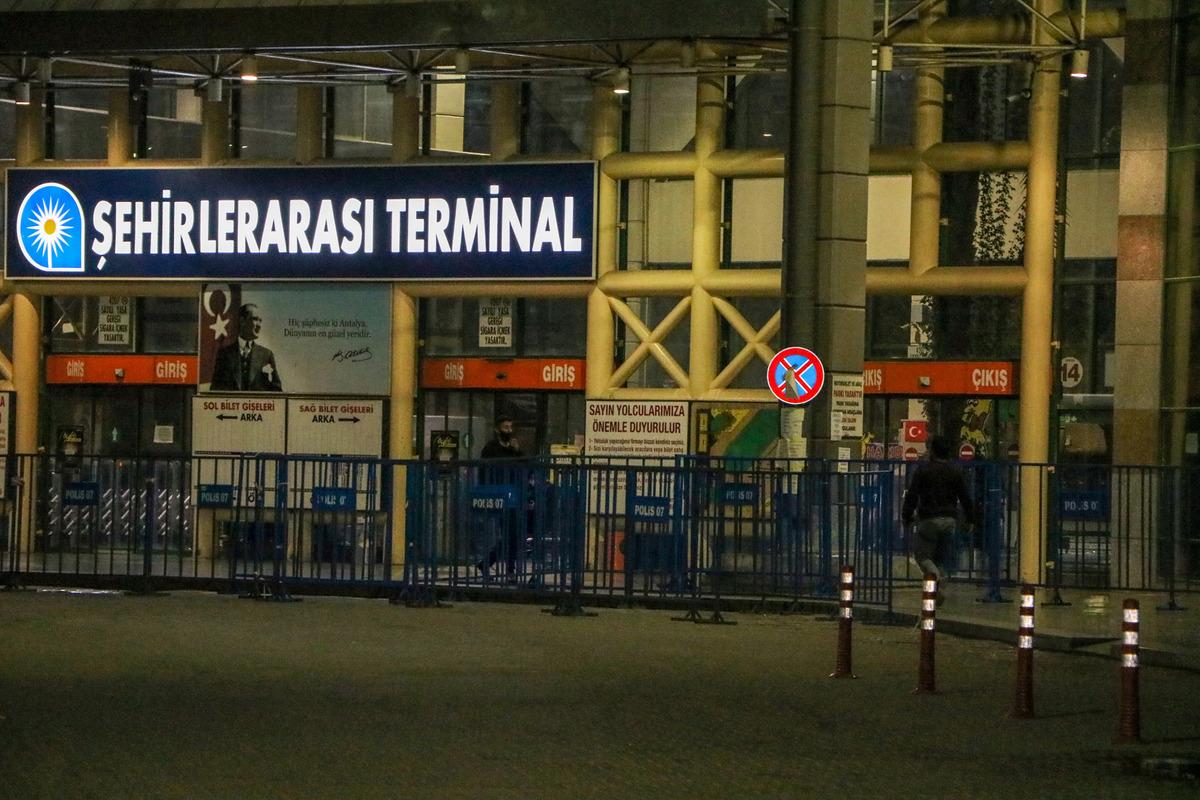 Kısıtlamanın kalktığı Antalya&rsquo;ya gece yarısından itibaren girişler başladı