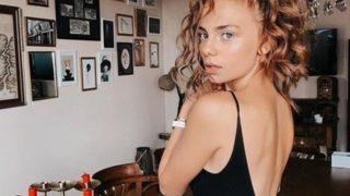 Bahar Şahin dekoltesi ve süper minisiyle beğeni topladı