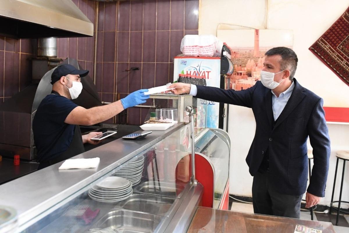 Başkent&rsquo;te Siteler esnafına &uuml;cretsiz maske