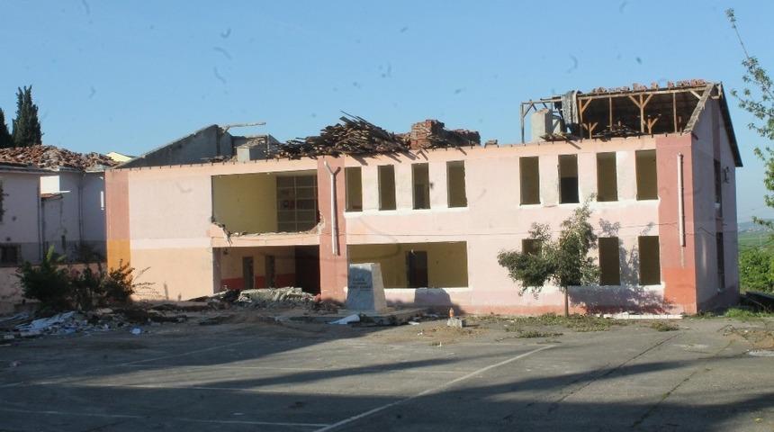 Manyas&rsquo;ta okul binaları yıkılıyor