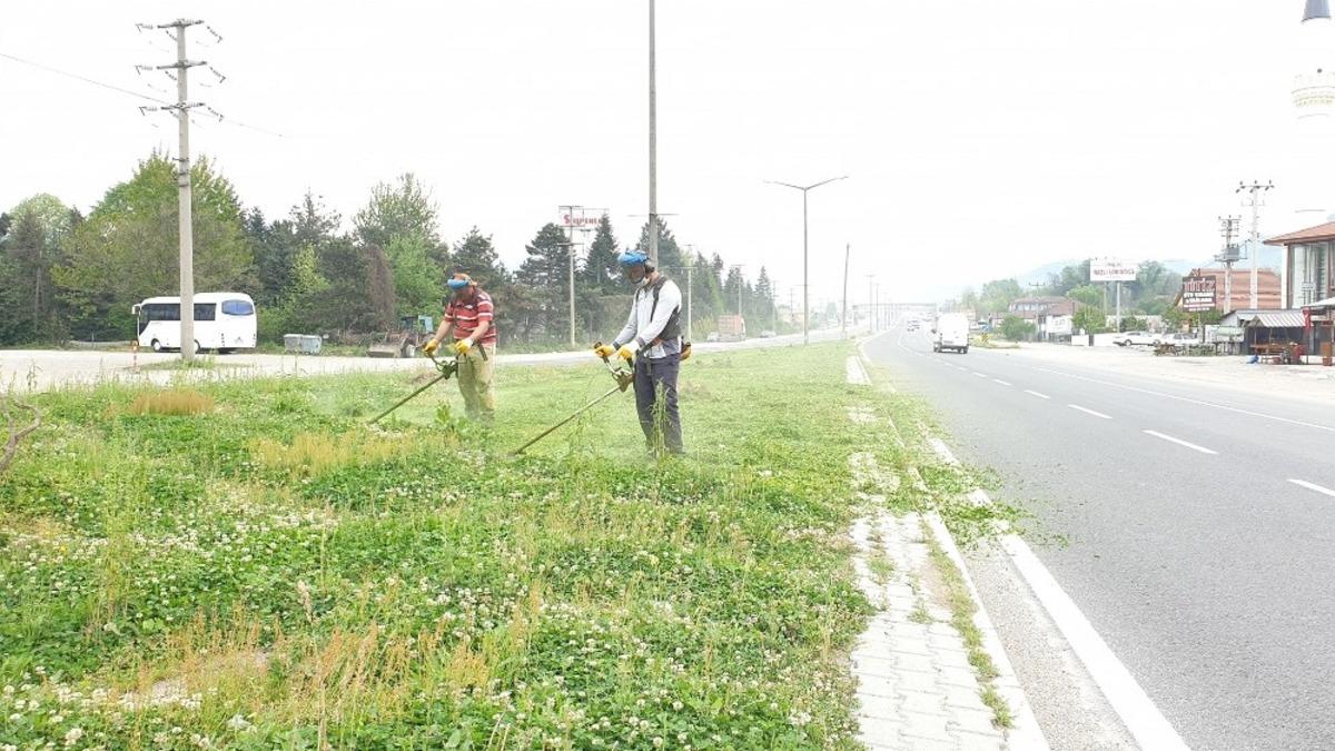 Kaynaşlı Belediyesi D-100&rsquo;de ref&uuml;jlerin bakımı yapılıyor