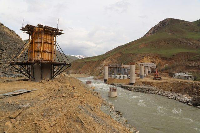 Heyelan düşen kara yolunda çalışmalar devam ediyor