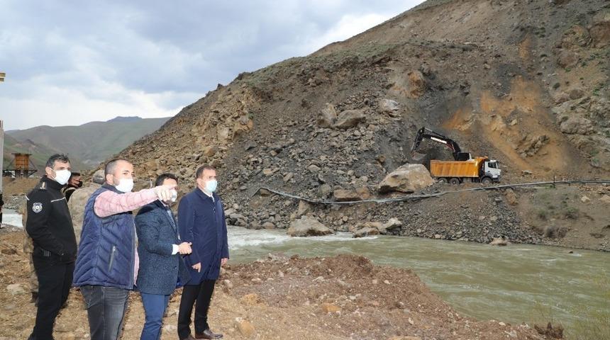 Heyelan d&uuml;şen kara yolunda &ccedil;alışmalar devam ediyor