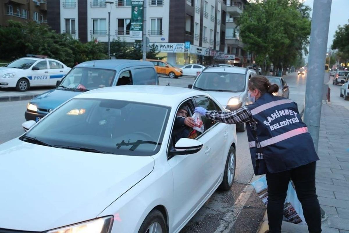 İftara yetişemeyenlere hurma dağıtıldı