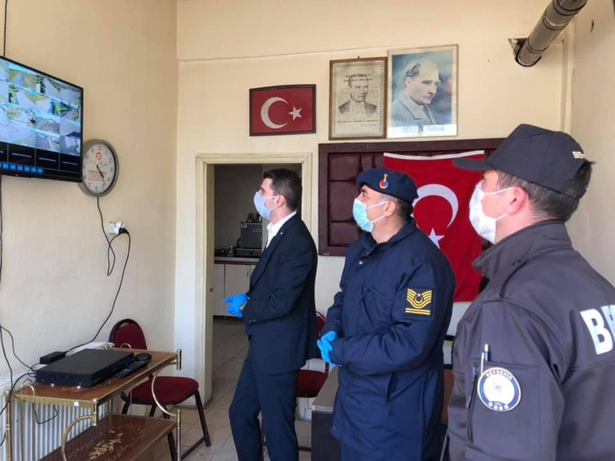 Kaymakam Koyuncu, karantinadaki Kurug&ouml;l k&ouml;y&uuml;nde incelemelerde bulundu