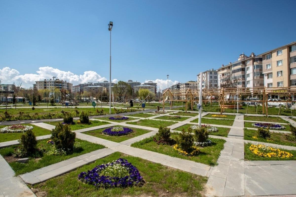 İpekyolu&rsquo;ndaki park ve bah&ccedil;elerde hummalı &ccedil;alışma