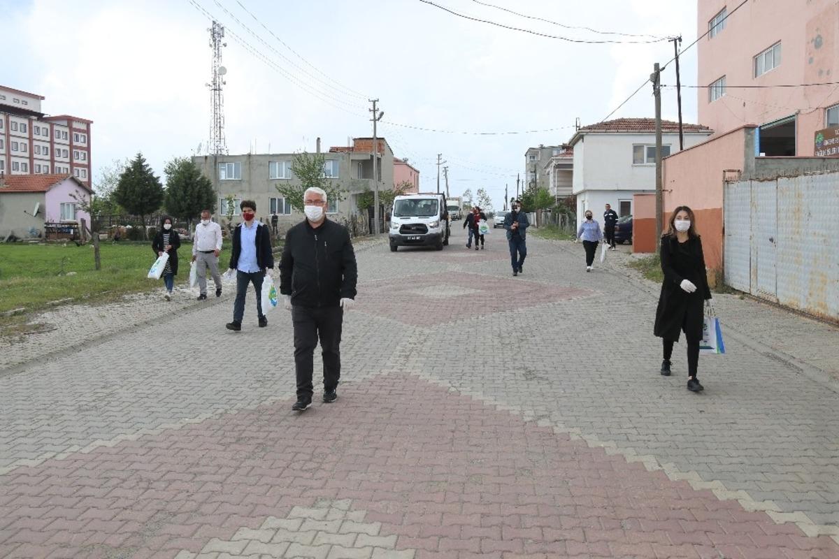 Başkan Y&uuml;ksel Ergene&rsquo;de maske dağıtmaya devam ediyor