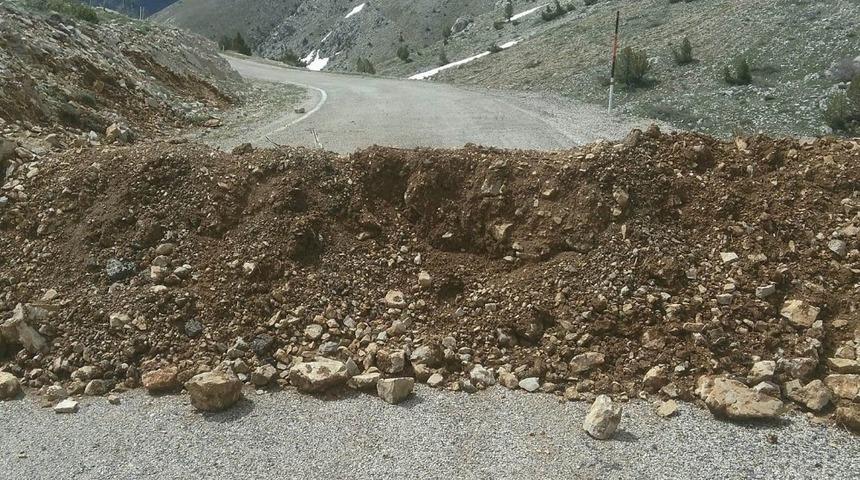 Arslantaş k&ouml;y&uuml; ile Ayvat k&ouml;y&uuml; yolu hafriyat d&ouml;k&uuml;lerek ulaşıma kapatıldı