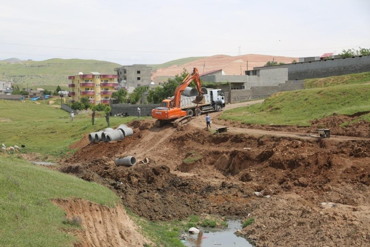 Cizre Belediyesi yağmurlama hattı d&ouml;şeme &ccedil;alışmalarına devam ediyor