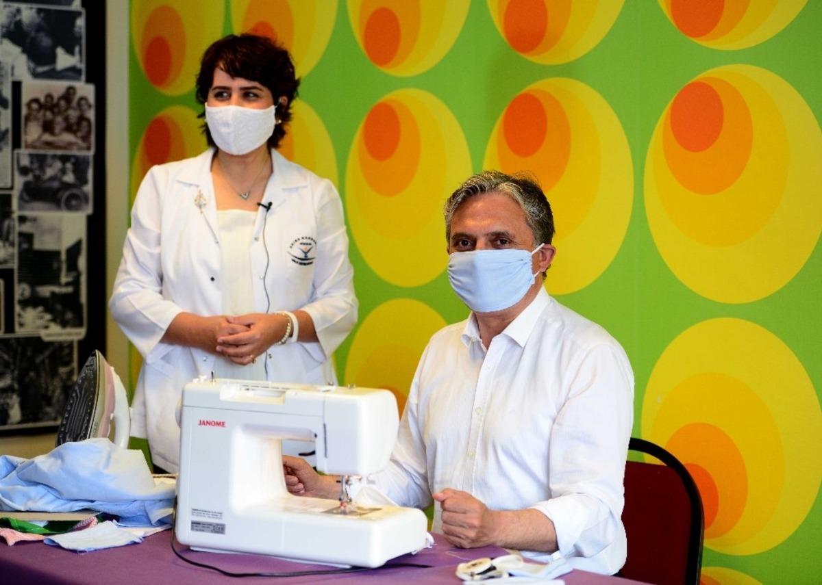 Başkan Uysal, dikiş makinesinin başına ge&ccedil;ti, maske dikti