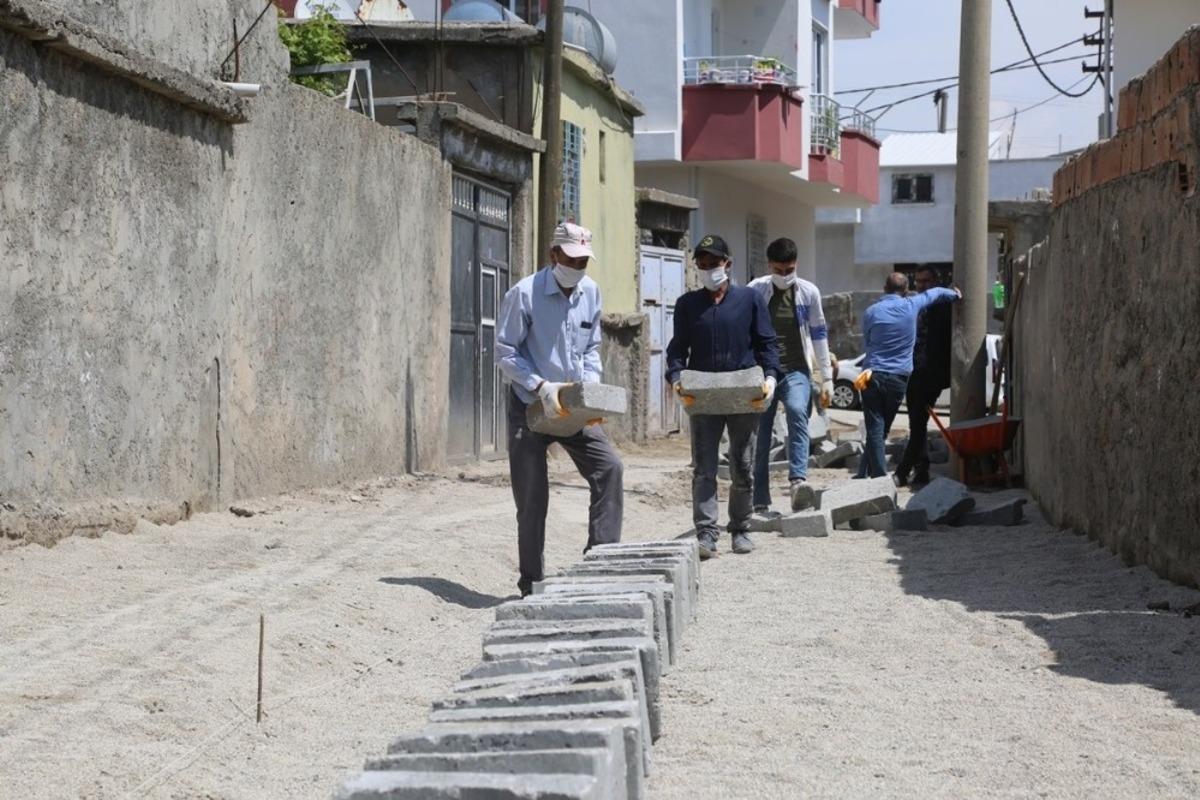 Cizre&rsquo;de kilitli parke taşı d&ouml;şeme &ccedil;alışmaları s&uuml;r&uuml;yor